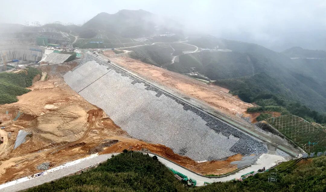 大坝填筑到顶！南网储能肇庆浪江抽蓄电站上水库进出水口混凝土浇筑完成