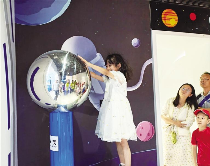 VR逛太空 静电炸头发