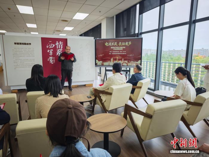 图为在西军电文库里举办的红色经典朗诵会。阿琳娜 摄
