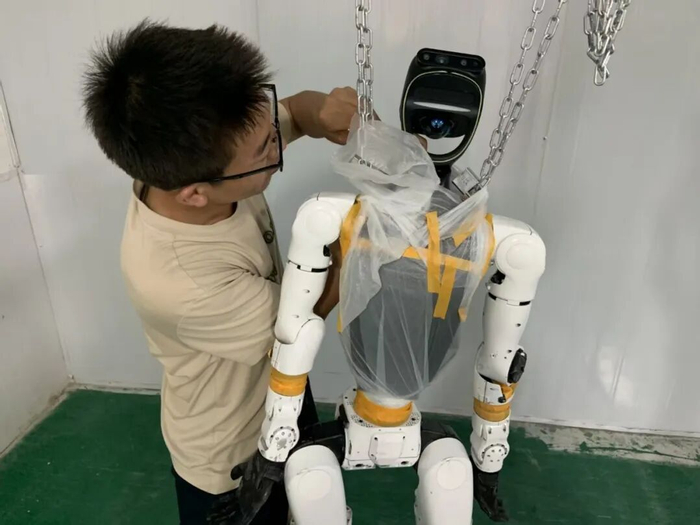 谢师傅2026年开始接触人形机器人的保养调试。 &nbsp; &nbsp;采访对象供图